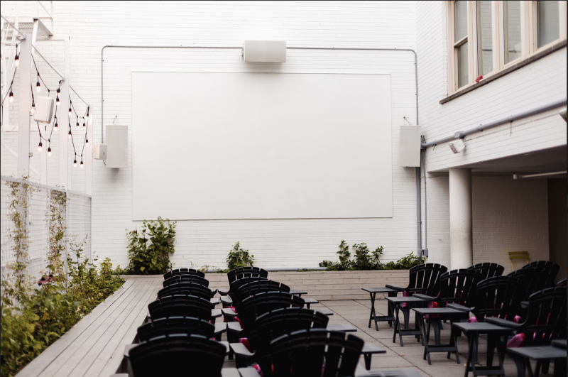 Cour intérieure - Projection privée