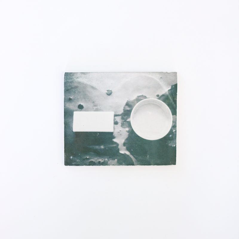 J’avais l’impression de fabriquer des mains pour cette inquiétude, mais, adossée au panorama de la lumière, elle est devenue un ciel traversé par toutes choses. 2/32