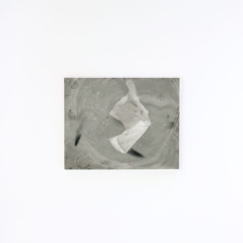 J’avais l’impression de fabriquer des mains pour cette inquiétude, mais, adossée au panorama de la lumière, elle est devenue un ciel traversé par toutes choses. 5/32