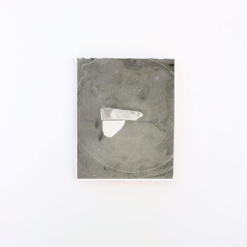 J’avais l’impression de fabriquer des mains pour cette inquiétude, mais, adossée au panorama de la lumière, elle est devenue un ciel traversé par toutes choses. 12/32